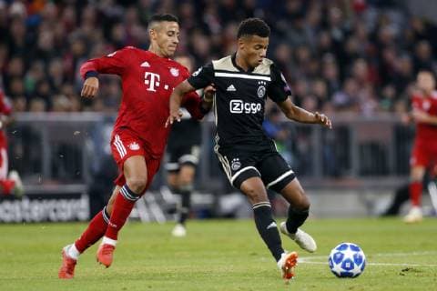 (l-r) Thiago Alcantara of FC Bayern Munchen, David Neres of Ajax during the UEFA Champions League group E match between Bayern Munich and Ajax Amsterdam at the Allianz Arena on October 02, 2018 in Munich, Germany UEFA Champions League 2018 2019 xVIxVIxImagesx xTomxBodexMultimediaxIVx 12325631