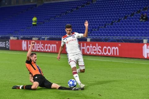 Houssem Aouar (lyon) vs Serhiy Kryvtsov (shakhtar donetsk) FOOTBALL : Lyon vs Shakhtar Donetsk - Phase de groupes - Ligue des Champions - 02 10 2018 FredericChambert Panoramic 
