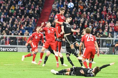 Javi Martinez header Bayern Munich Muenchen 8 FC Bayern Muenchen Ajax Amsterdam Soccer Champions League 02 10 2018 Muenchen Bayern Germany Copyright: xkolbert-press BurghardxSchreyerx