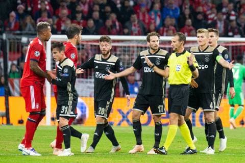 02 10 2018 xkvx Football UEFA Champions League Muenchen Ajax Amsterdam emporer Ajax Amsterdam Referee Hakim Ziyech Ajax Amsterdam Javi Martinez FC Bayern Munich DFL DFB REGULATIONS PROHIBIT ANY USE OF PHOTOGRAPH as IMAGE SEQUENCES and or QUASI VIDEO Munich