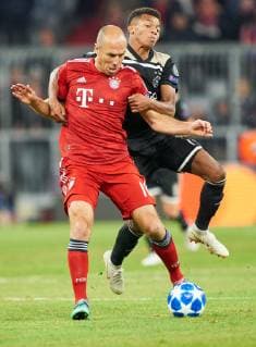 FC Bayern Soccer, Munich, October 02, 2018 Arjen ROBBEN, FCB 10 compete for the ball, tackling, duel, header against David NERES, Amsterdam Nr. 7 FC BAYERN MUNICH - AJAX AMSTERDAM UEFA Football Champions League , Munich, October 02, 2018, Season 2018 2019, group stage Photographer: Peter Schatz MAGICS