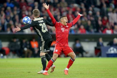 Lasse Schoene AFC Ajax Amsterdam 20 plays hand Thiago Alcantara FC Bayern Munich 6 FC Bayern Muenchen vs. AFC Ajax Amsterdam Football Champions League Group Stage 02 10 2018 FC Bayern Muenchen vs. AFC Ajax Amsterdam Soccer Champions League Group Stage 02 10 2018 Muenchen Copyright: xLanger Eibner-Pressefotox EP_EER
