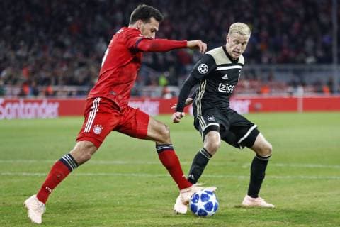 MUNCHEN, 02-10-2018, Allianz Arena, season 2018 2019, Champions League football. Bayern Munchen player Mats Hummels (L) and Ajax midfielder Donny van de Beek (R) during the Bayern Munchen - Ajax . Bayern Munchen - Ajax  x2515982x