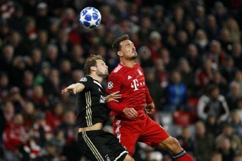 (l-r) Daley Blind of Ajax, Mats Hummels of FC Bayern Munchen during the UEFA Champions League group E match between Bayern Munich and Ajax Amsterdam at the Allianz Arena on October 02, 2018 in Munich, Germany UEFA Champions League 2018 2019 xVIxVIxImagesx xTomxBodexMultimediaxIVx 12326057