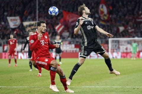 MUNCHEN, 02-10-2018, Allianz Arena, season 2018 2019, Champions League football. Bayern Munchen player Mats Hummels (L) and Ajax defender Daley Blind (R) during the Bayern Munchen - Ajax. Bayern Munchen - Ajax  x2516068x