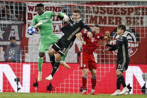 MUNCHEN, 02-10-2018, Allianz Arena, season 2018 2019, Champions League football. Ajax goalkeeper Andre Onana (L) and Ajax defender Maximilian Wober (C) and Bayern Munchen player Robert Lewandowski (R) and Ajax defender Nico Tagliafico (RR) during the Bayern Munchen - Ajax . Bayern Munchen - Ajax  x2516070x