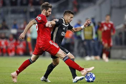 MUNCHEN, 02-10-2018, Allianz Arena, season 2018 2019, Champions League football. Bayern Munchen player Javi Martinez (L) and Ajax forwarder Dusan Tadic (R) during the Bayern Munchen - Ajax . Bayern Munchen - Ajax  x2516159x