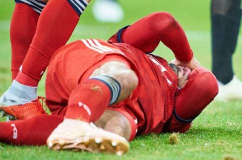 FC Bayern Soccer, Munich, October 02, 2018 Mats HUMMELS, FCB 5 injury, pain, tape, ice, hurts, injured, Strain, Bandage, Taping, Wound, Compression, FC BAYERN MUNICH - AJAX AMSTERDAM UEFA Football Champions League , Munich, October 02, 2018, Season 2018 2019, group stage Photographer: Peter Schatz MAGICS