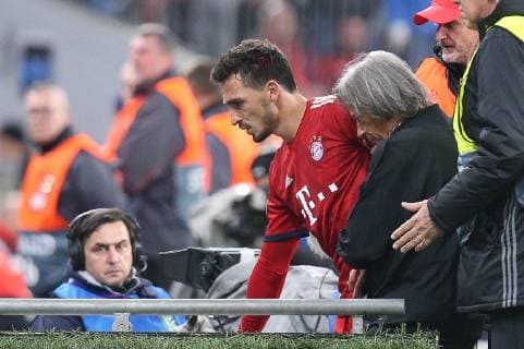 Mats Hummels 5 FC Bayern Muenchen with bleeding wound on the head is brought by the team doctor of FC Bayern Munich Dr Hans Wilhelm Mueller welfare in the cabin FC Bayern Muenchen vs Ajax Amsterdam Football Preliminary Champions League 02 10 2018 Muenchen Bayern Germany Copyright: xkolbert-press ChristianxKolbertx