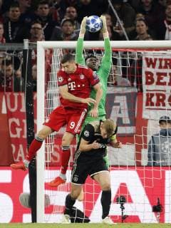 (l-r) Robert Lewandowski of FC Bayern Munchen, Ajax goalkeeper Andre Onana, Matthijs de Ligt of Ajax during the UEFA Champions League group E match between Bayern Munich and Ajax Amsterdam at the Allianz Arena on October 02, 2018 in Munich, Germany UEFA Champions League 2018 2019 xVIxVIxImagesx xTomxBodexMultimediaxIVx 12326316