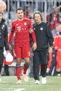 Mats Hummels 5 FC Bayern Muenchen with bleeding wound on the head is brought by the team doctor of FC Bayern Munich Dr Hans Wilhelm Mueller welfare in the cabin FC Bayern Muenchen vs Ajax Amsterdam Football Preliminary Champions League 02 10 2018 Muenchen Bayern Germany Copyright: xkolbert-press ChristianxKolbertx