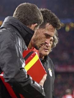 02 10 2018 Football UEFA Champions League 2018 2019 Group Stage 2 Gameday FC Bayern Munich Ajax Amsterdam in the Allianz Arena Munich Mats Hummels Bayern Munich injured from the game because of a head injury re Club doctor Dr Müller Wohlfahrt DFL and DFB regulations prohibit any use of photographs as image sequences and or quasi video