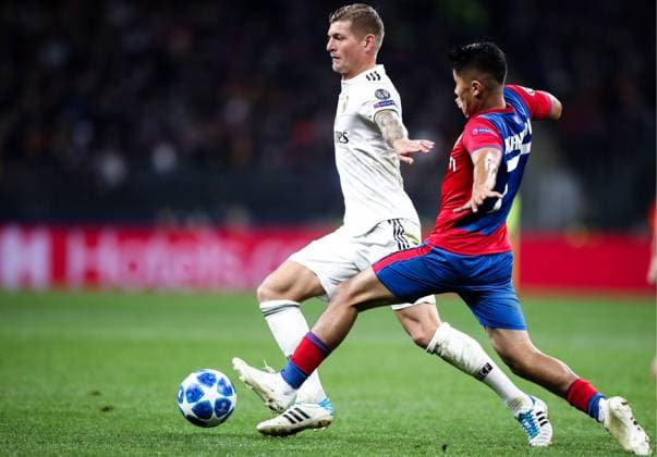 Sport Bilder des Tages MOSCOW, RUSSIA - OCTOBER 2, 2018: Real Madrid s Toni Kroos (L) and CSKA Moscow s Ilzat Akhmetov fight for the ball in their 2018 19 UEFA Champions League Group G Round 2 football match at Luzhniki Stadium. Valery Sharifulin TASS  TS0923ED