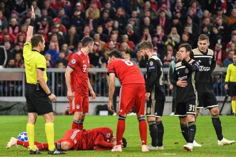 Mats Hummels FC Bayern Muenchen 5 injured on the ground FC Bayern Muenchen Ajax Amsterdam Soccer Champions League 02 10 2018 Muenchen Bayern Germany Copyright: xkolbert-press BurghardxSchreyerx