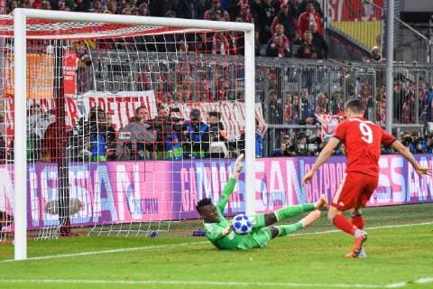 Goalkeeper Andre Onana Ajax Amsterdam 1 prevents a big chance right Robert Lewandowski Bayern Munich 9 Bayern Munich Muenchen Ajax Amsterdam Soccer Champions League 02 10 2018 Muenchen Bayern Germany Copyright: xkolbert-press BurghardxSchreyerx