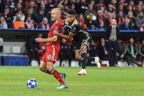 Foul by David Neres Ajax Amsterdam 7 vs. Arjen Robben FC Bayern Muenchen 10 FC Bayern Muenchen Ajax Amsterdam Soccer Champions League 02 10 2018 Muenchen Bayern Germany Copyright: xkolbert-press BurghardxSchreyerx