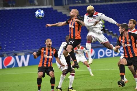 Moussa Dembele (lyon) vs Yaroslav Rakitskiy (shakhtar donetsk) FOOTBALL : Lyon vs Shakhtar Donetsk - Phase de groupes - Ligue des Champions - 02 10 2018 FredericChambert Panoramic 