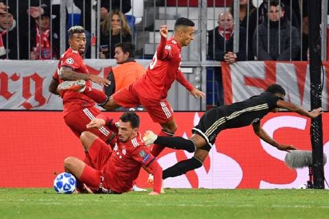v left Jerome BOATENG Bayern Muenchen Mats HUMMELS Bayern Muenchen Thiago ALCANTARA FCB action duel against David NERES Ajax penalty area FC Bayern Muenchen Ajax Amsterdam 1 1 Football Champions League group E on 02 10 2018 A L I A N Z A R A N A