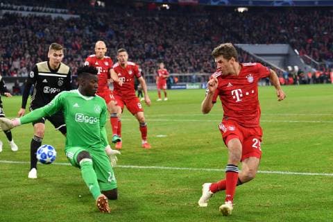 Torchance Thomas MUELLER MÜLLER Bayern Munich Action Combat against goalkeeper Andre ONANA Ajax Area penalty FC Bayern Muenchen Ajax Amsterdam 1 1 Football Champions League Group E on 02 10 2018 A L A L A N A R A N A