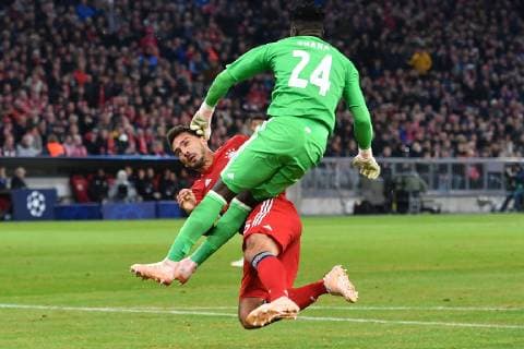 Mats HUMMELS Bayern Muenchen collides with goalkeeper Andre ONANA Ajax action duel clash penalty area FC Bayern Muenchen Ajax Amsterdam 1 1 Football Champions League group E on 02 10 2018 A L I A N Z A R E N A