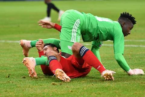 Mats HUMMELS Bayern Muenchen collides with goalkeeper Andre ONANA Ajax action duel clash penalty area FC Bayern Muenchen Ajax Amsterdam 1 1 Football Champions League group E on 02 10 2018 A L I A N Z A R E N A