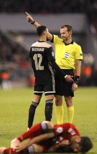 Photo Javier Martinez Bayern are fouled and the offender of Ajax Noussair Mazraoui quarrels with referee Pavel Kralovec Football Champions League group match on Tue 02 10 2018 Bayern Munich Ajax Amsterdam 1 1