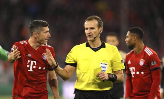 Photo Robert Lewandowski FC Bayern struggles after a foul with the referee Pavel Kralovec Football Champions League group match on Tue 02 10 2018 Bayern Munich Ajax Amsterdam 1 1