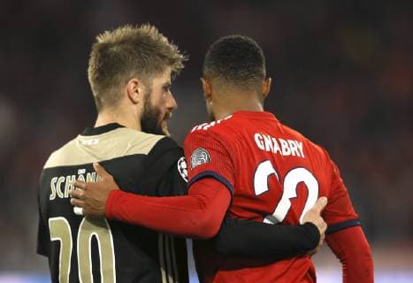 Photo Serge Gnabry FC Bayern struggles after a foul with the Dutchman Lasse Schöne links Football Champions League Group match on Tue 02 10 2018 Bayern Munich Ajax Amsterdam 1 1