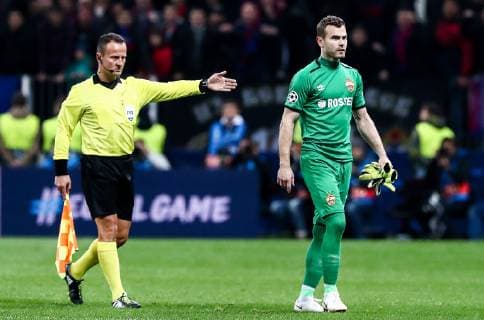 MOSCOW, RUSSIA - OCTOBER 2, 2018: Referee Ovidiu Hategan (L) shows the yellow and the red card to CSKA Moscow s goalkeeper Igor Akinfeev and removes him from the field in the 2018 19 UEFA Champions League Group G Round 2 football match against Real Madrid at Luzhniki Stadium. Anton Novoderezhkin TASS  TS092419