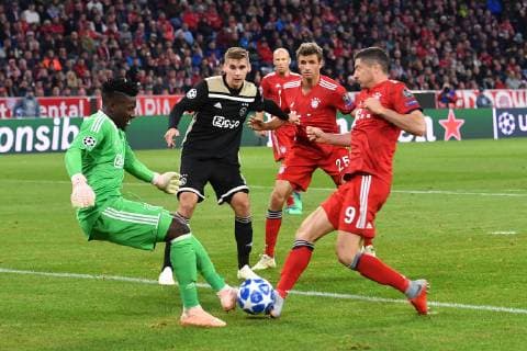 Robert LEWANDOWSKI Bayern Muenchen fails Goalkeeper Andre ONANA Ajax Action Battle of the penalty area Bayern Munich Muenchen Ajax Amsterdam 1 1 Football Champions League Group E am 02 10 2018 A L A L A N A R A N A