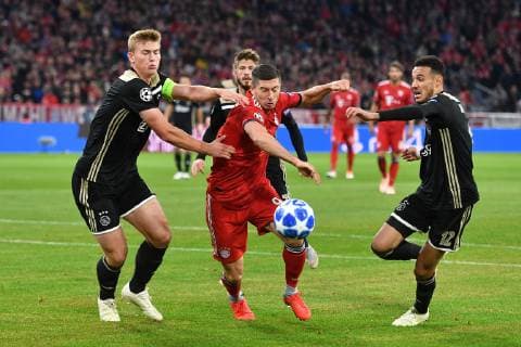 Robert LEWANDOWSKI Bayern Muenchen Action Combat against Matthijs DE LIGT Ajax and Noussair MAZRAOUI Ajax re FC Bayern Munich Ajax Amsterdam 1 1 Football Champions League Group E on 02 10 2018 A L I N N A R A N A
