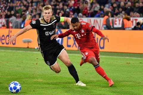 re Serge GNABRY FC Bayern Muenchen Action Fight against Matthijs DE LIGT Ajax Bayern Munich Muenchen Ajax Amsterdam 1 1 Football Champions League Group E am 02 10 2018 A L A L A N A R A N A
