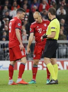 Champions League match Bayern Munich Ajax Amsterdam 1 1 discussion with the referee Pavel Kralovec Arjen Robben and Robert Lewandowski DFL regulations prohibit any use of images Munich Bayern Germany Allianz Arena