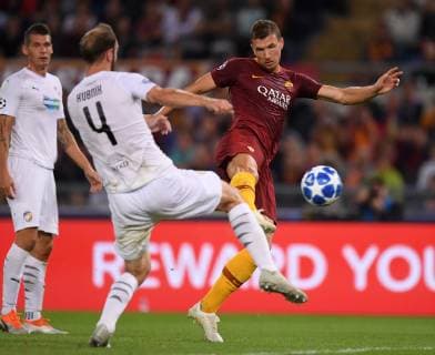 Sport Bilder des Tages (181003) -- ROME, Oct. 3, 2018 -- Edin Dzeko (R) of Roma scores during a group G match of UEFA Champions League between Roma and Viktoria Plzen, in Rome, Italy, Oct. 2, 2018. Roma won 5-0. ) (SP)ITALY-ROME-SOCCER-UEFA CHAMPIONS LEAGUE-ROMA VS VIKTORIA PLZEN AlbertoxLingria 