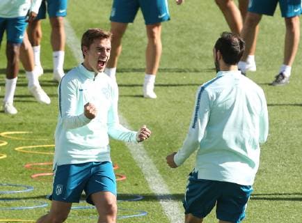 Entrenamiento del Atlético. En la imagen, Griezmann y Juanfran. Atlético practice session. In this picture, Griezmann and Juanfran. 