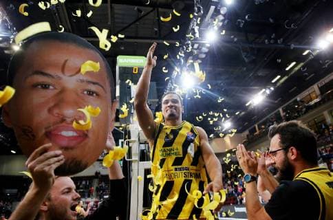 Sport Themen der Woche KW 40 Sport Bilder des Tages 03.10.2018 Ludwigsburg , Basketball Bundesliga MHP Riesen Ludwigsburg vs. Eisbären Bremerhaven, David McCray (MHP) feiert sein 400. Spiel *** 03 10 2018 Ludwigsburg basketball Bundesliga MHP Giant Ludwigsburg vs Eisbären Bremerhaven David McCray MHP celebrates its 400 game