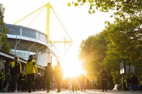 ENG UEFA CL Borussia Dortmund vs AS Monaco 03 10 2018 Signal Iduna Park Dortmund GER UEFA CL Borussia Dortmund vs AS Monaco UEFA REGULATIONS PROHIBIT ANY USE OF PHOTOGRAPH AS IMAGE SEQUENCES AND OR QUASI VIDEO pictured picture shows Feature Fans turn towards signal during the sunset Iduna Park nordphotox xRauch nph00251
