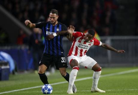 (L-R), Danilo D Ambrosio of Inter Milan, Steven Bergwijn of PSV during the UEFA Champions League group C match between PSV Eindhoven and Internazionale at the Phillips stadium on October 03, 2018 in Eindhoven, The Netherlands UEFA Champions League 2018 2019 xVIxVIxImagesx xJeroenxPutmansxIVx 12333678