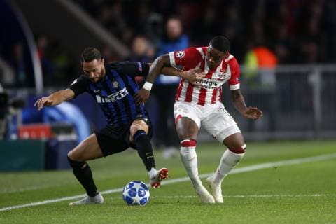 (L-R), Danilo D Ambrosio of Inter Milan, Steven Bergwijn of PSV during the UEFA Champions League group C match between PSV Eindhoven and Internazionale at the Phillips stadium on October 03, 2018 in Eindhoven, The Netherlands UEFA Champions League 2018 2019 xVIxVIxImagesx xJeroenxPutmansxIVx 12333679