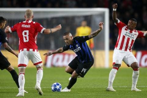 (L-R), Jorrit Hendrix of PSV, Ivan Perisic of Inter Milan, Steven Bergwijn of PSV during the UEFA Champions League group C match between PSV Eindhoven and Internazionale at the Phillips stadium on October 03, 2018 in Eindhoven, The Netherlands UEFA Champions League 2018 2019 xVIxVIxImagesx xJeroenxPutmansxIVx 12333733