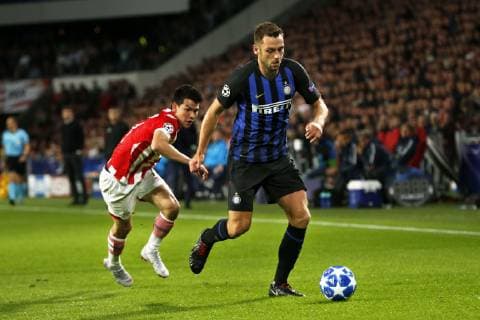 EINDHOVEN, 03-10-2018, Philips Stadium , Season 2018 2019, Champions League football. PSV - Inter Inter midfielder Matias Vecino (R) and PSV forwarder Hirving Lozano (L) during the game PSV - Inter. PSV - Inter Milan  x2517854x