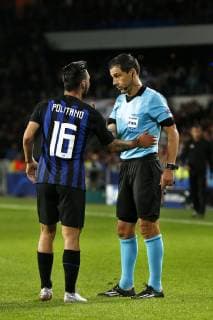 EINDHOVEN, 03-10-2018, Philips Stadium , Season 2018 2019, Champions League football. PSV - Inter Inter forwarder Matteo Politano (L) in conversation with referee Milorad Mazic (R) dur PSV - Inter Milan  x2517949x