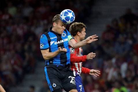 Atletico de Madrid s French striker Antoine Griezmann vies for the ball with Brugge KV s midfielder Ruud Vormer (L) during the UEFA Champions League groups phase match between Atletico Madrid and Brugge KV, at the Wanda Metropolitano stadium, in Madrid, Spain, 03 October 2018. Atletico Madrid vs. Brugge KV !ACHTUNG: NUR REDAKTIONELLE NUTZUNG!  Copyright: xJuanJoxMartinx MAD02 20181003-636741992155282856