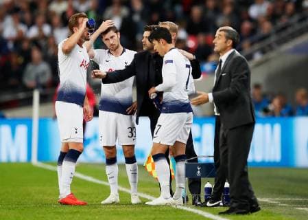 Tottenham Hotspur manager Mauricio Pochettino talks to his players during the UEFA Champions League Group B match at Wembley Stadium, London. Picture date: 3rd October 2018. Picture credit should read: David Kein Sportimage EDITORIAL USE ONLY. No use with unauthorised audio, video, data, fixture lists, club league logos or live services. Online in-match use limited to 120 images, no video emulation. No use in betting, games or single club league player publications.