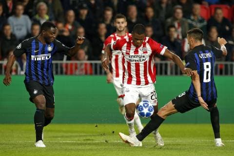 EINDHOVEN, 03-10-2018, Philips Stadium , Season 2018 2019, Champions League football. PSV - Inter PSV defender Denzel Dumfries (C) and Inter midfielder Matias Vecino (R) during the game PSV - Inter. PSV - Inter Milan  x2517987x