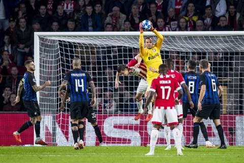 EINDHOVEN, PSV - Inter Milan, football, Champions League, season 2018-2019, 03-10-2018, Philips Stadium, save of Inter Milan goalkeeper Samir Handanovic (M), PSV player Nick Viergever (3L) PSV - Inter Milan  x2518097x