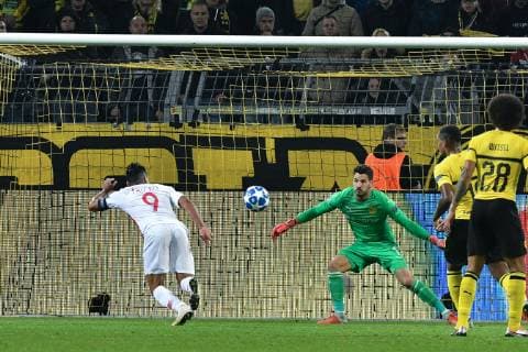 BG UEFA CL Borussia Dortmund vs AS Monaco 03 10 2018 Signal Iduna Park Dortmund GER UEFA CL Borussia Dortmund vs AS Monaco DFL regulations prohibit any use of photographs as image sequences and or quasi video in the box penalty scene scoreline of Radamel Falcao 9 AS Monaco in front of Roman Bürki Buerki 1 Borussia Dortmund nph Mauelshagen nph00321