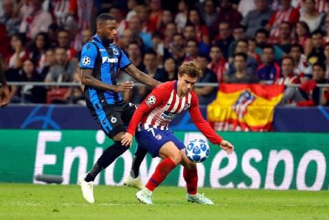 Atletico de Madrid s French striker Antoine Griezmann (R) vies for the ball with Brugge s Stefano Denswil during the UEFA Champions League groups phase match between Atletico Madrid and Brugge KV, at the Wanda Metropolitano stadium, in Madrid, Spain, 03 October 2018. Atletico Madrid vs. Brugge KV !ACHTUNG: NUR REDAKTIONELLE NUTZUNG!  Copyright: xJuanJoxMartinx MAD08 20181003-636742004896364839