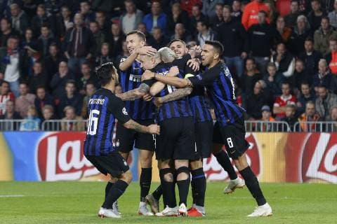 Radja Nainggolan of Inter Milan (C) during the UEFA Champions League group C match between PSV Eindhoven and Internazionale at the Phillips stadium on October 03, 2018 in Eindhoven, The Netherlands UEFA Champions League 2018 2019 xVIxVIxImagesx xJeroenxPutmansxIVx 12334084