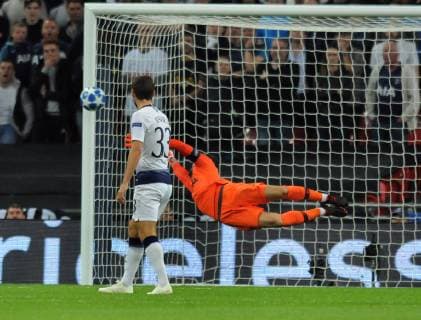 Football - 2018 2019 UEFA Champions League - Group B: Tottenham Hotspur vs. Barcelona Ivan Rakitic of Barcelona scores a wonder goal past goalkeeper, Hugo Lloris, at Wembley Stadium. COLORSPORT ANDREW COWIE 
